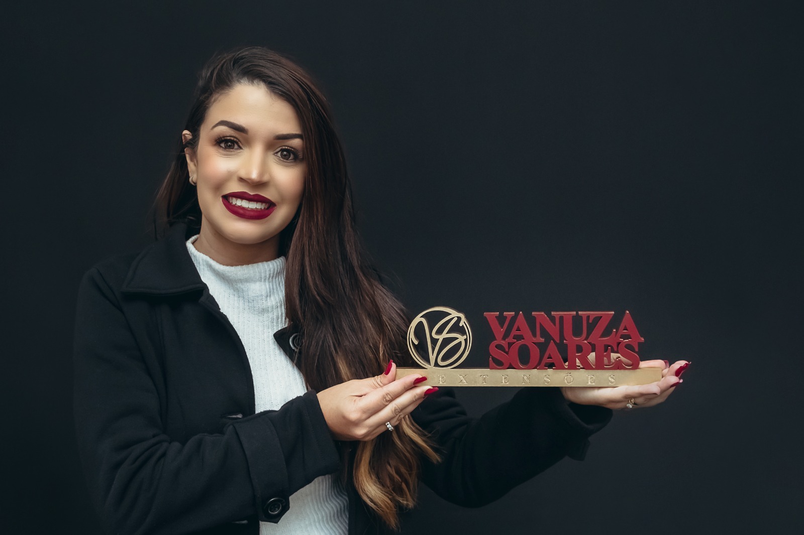 Vanuza Soares segurando letreiro